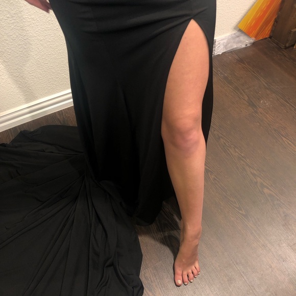 Elegant Gown - Picture 2 of 5